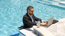 휴가는 짧고, 일하는 시간은 영원처럼 길다